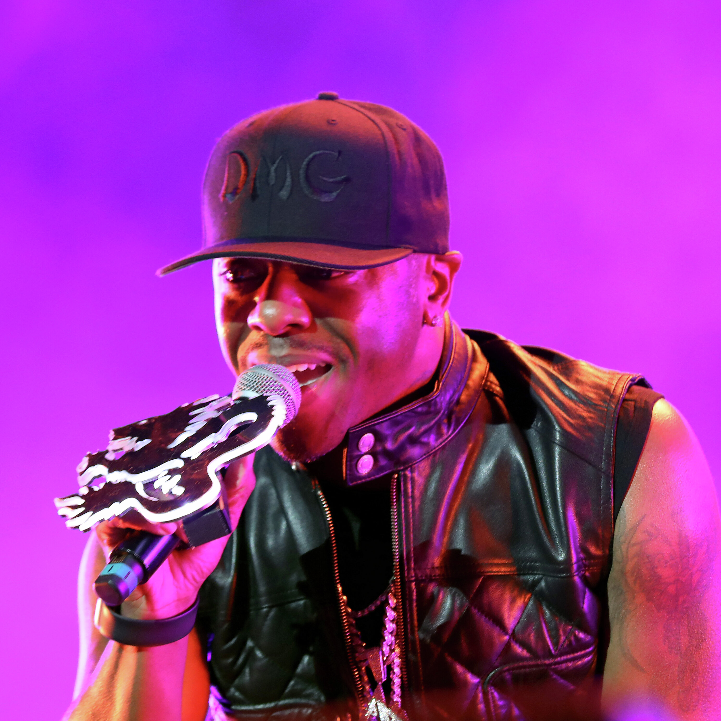 Sisqo kicks back with Skye