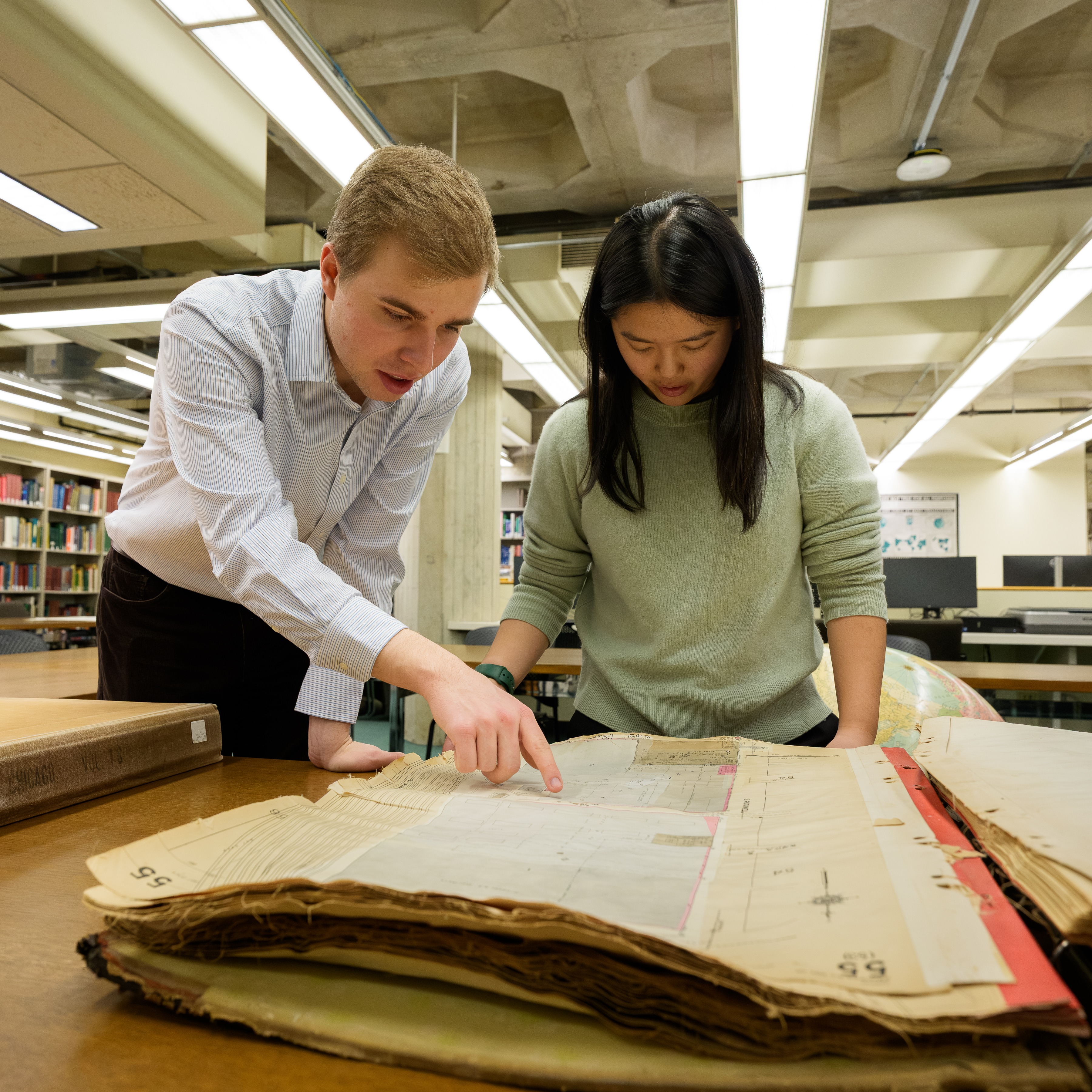 UChicago students lead effort to digitize century-old Chicago atlases, maps