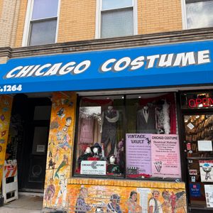 Shoppers head to Lincoln Park costume store for last minute Halloween outfit
