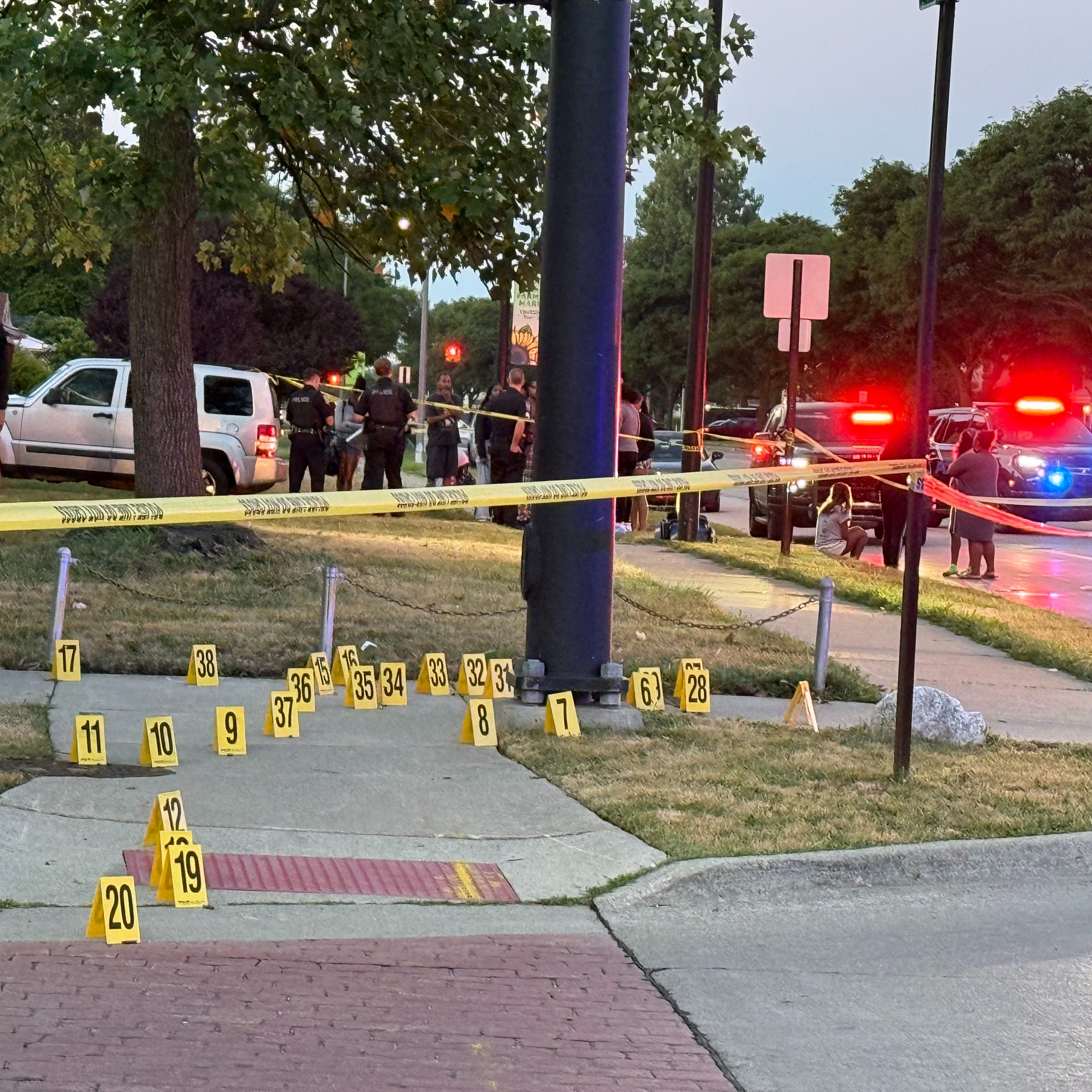2 dead, 1 wounded after shooting in Oak Park, no arrests yet