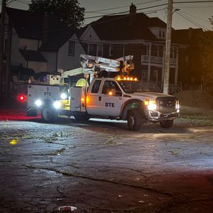 250,000+ power outages after storms, possible tornado hit Detroit