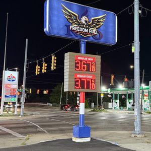 As gas prices rise, one Detroit station has long lines due to lower prices