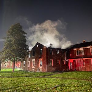2 seriously hurt in 3-alarm apartment fire in Detroit