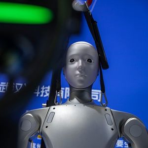 Dealerships in China lure shoppers with humanoid robots