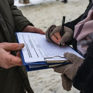 Michigan Gubernatorial and Congressional candidates submit ballot signatures