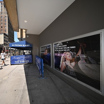 Fans wait all night in hopes of seeing Taylor Swift, Travis Kelce in NY
