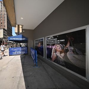 Fans wait all night in hopes of seeing Taylor Swift, Travis Kelce in NY