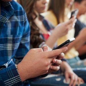Lake Shore among districts to prohibit all phone use this fall
