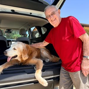 Meet the amazing Carl Stromstedt! At 94 years old, the Navy Veteran spends his days fostering dogs saved by the Southern California Golden Retriever Rescue!