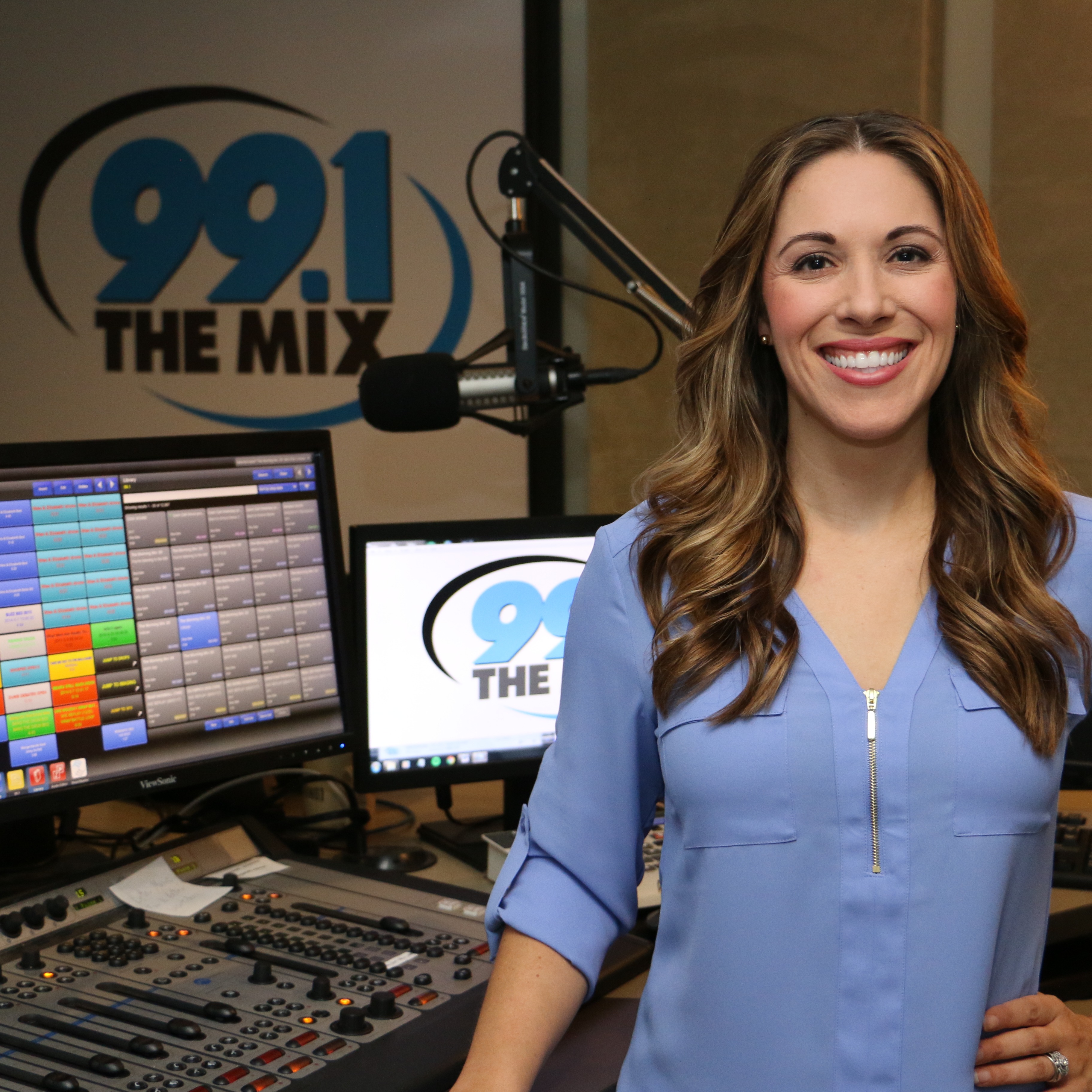 What's Elizabeth doing to her FACE??