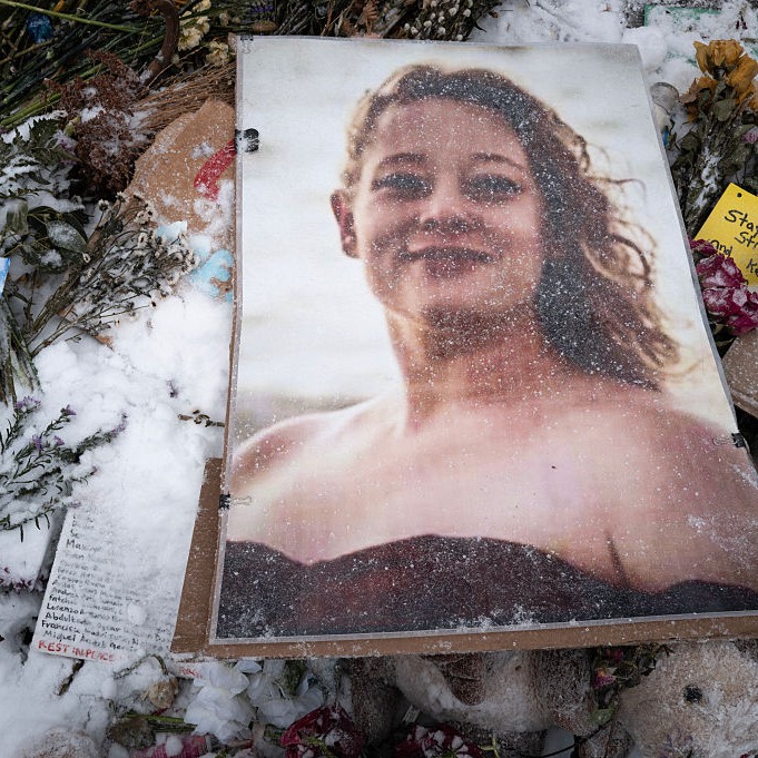 Judge orders release of unredacted federal evidence related to the shooting death of Renee Good