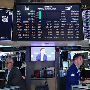Wall Street Now: Tech stocks down leading to a mixed day on the markets