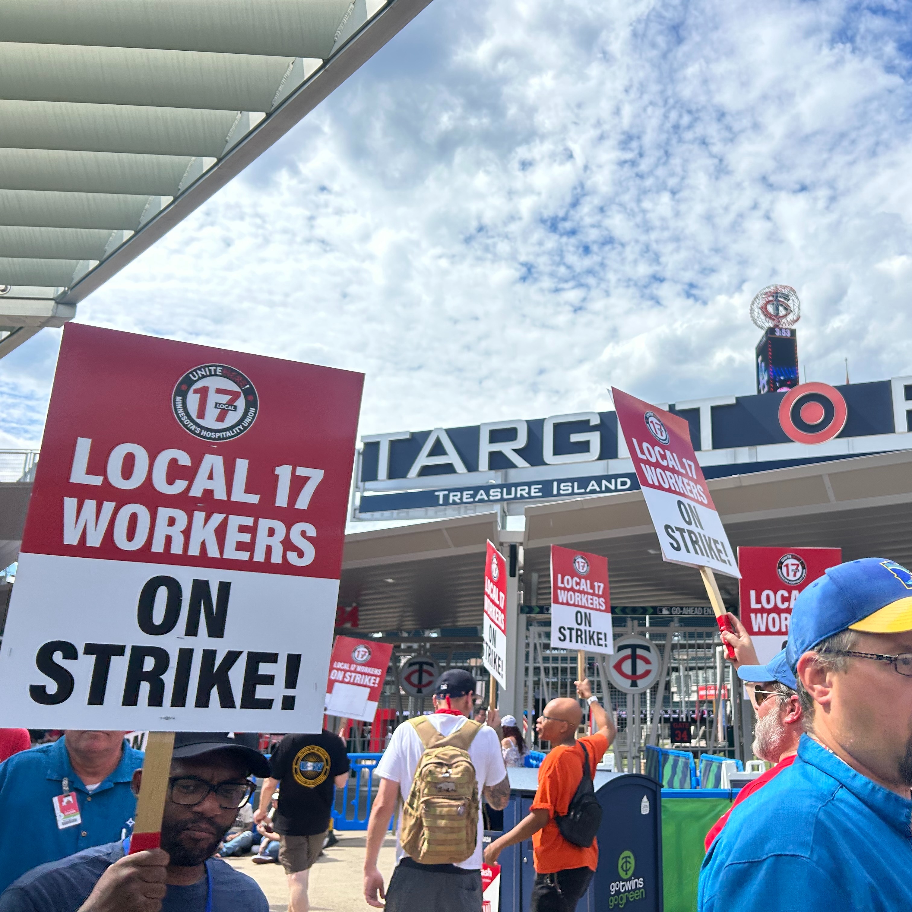 Coming off one-day strike, concession workers at Target Field to meet with a mediator Tuesday