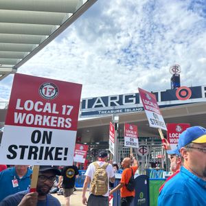 Coming off one-day strike, concession workers at Target Field to meet with a mediator Tuesday