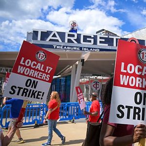 Target Field workers are urging the Twins to find a different concessions vendor amid strained union negotiations