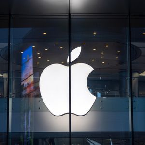 Apple Slumps, Micron Surges and Naz Reid with Pete Najarian!