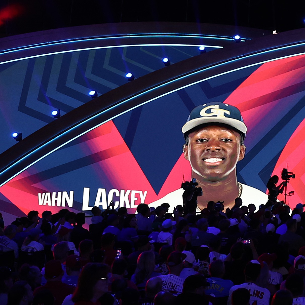 Vahn Lackey introduces himself to Twin Cities