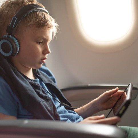 Use headphones or you're off the flight. Bravo United Airlines!