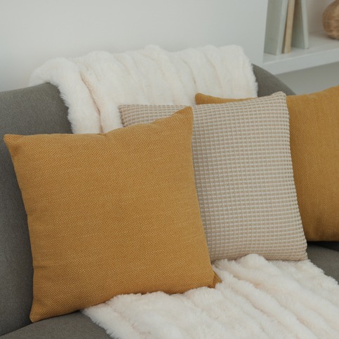 Where does Jamie Yuccas stand in the great pillow debate?