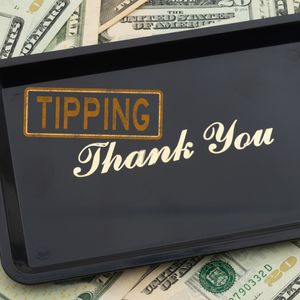 What does Rena Sarigianopoulos base her tipping percentage on?