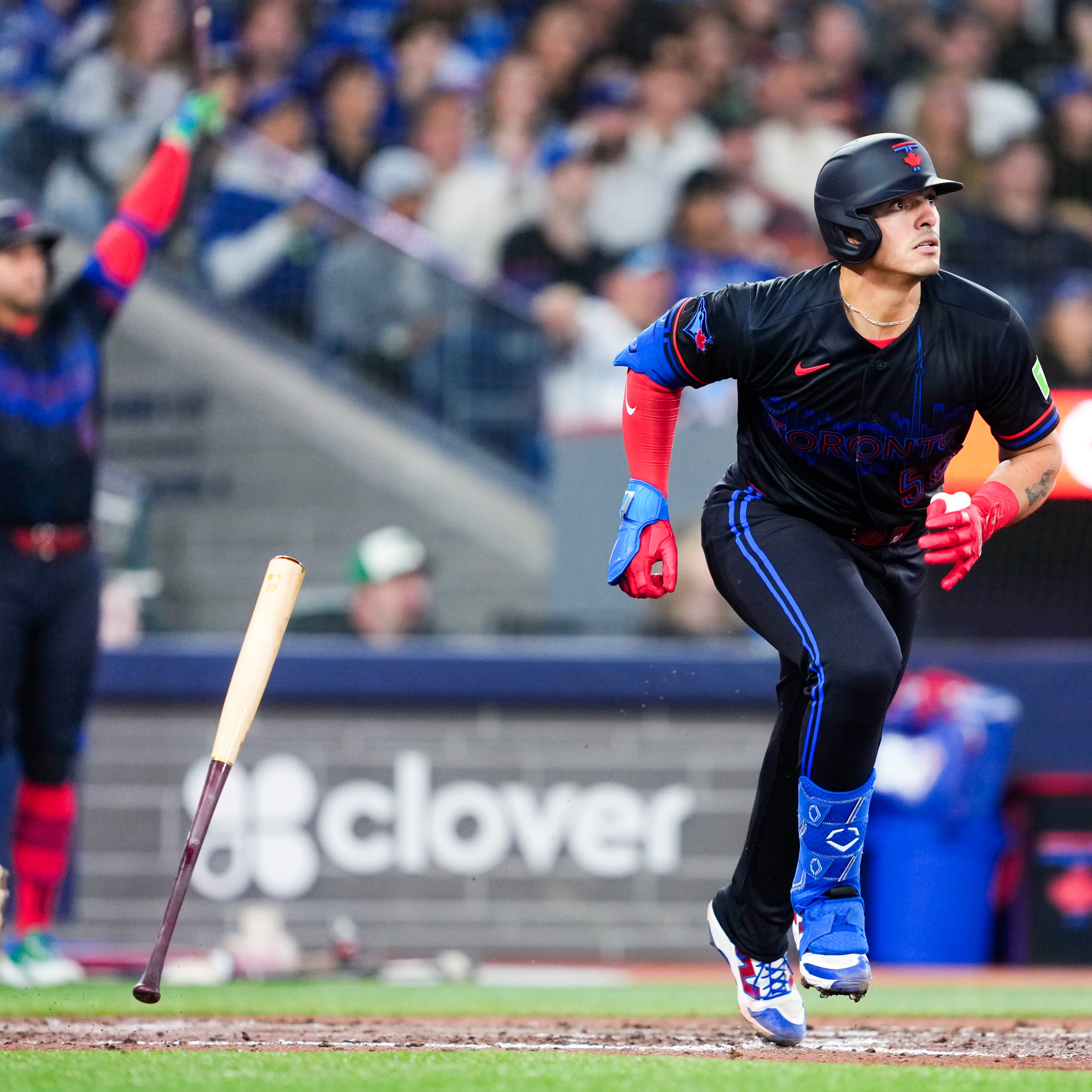 Jays power past Twins in series opener as Royce hits the IL