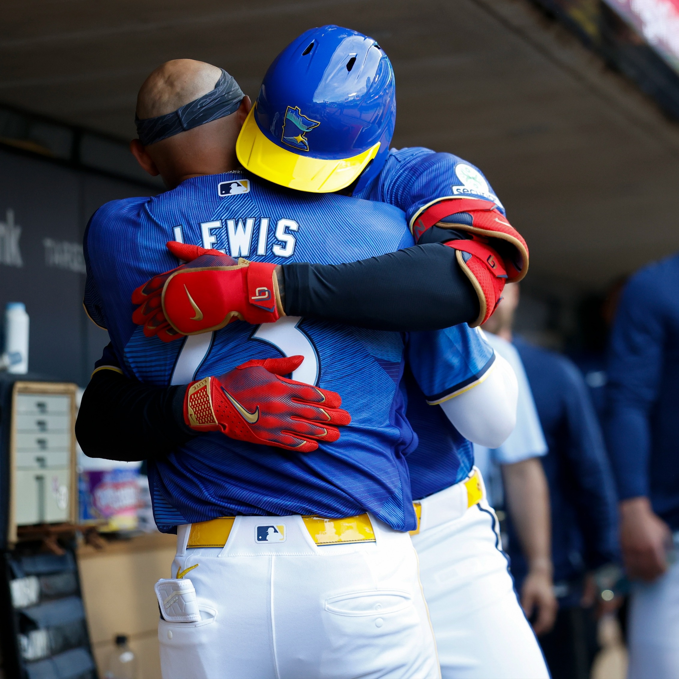Twins outslug Cardinals in series opener