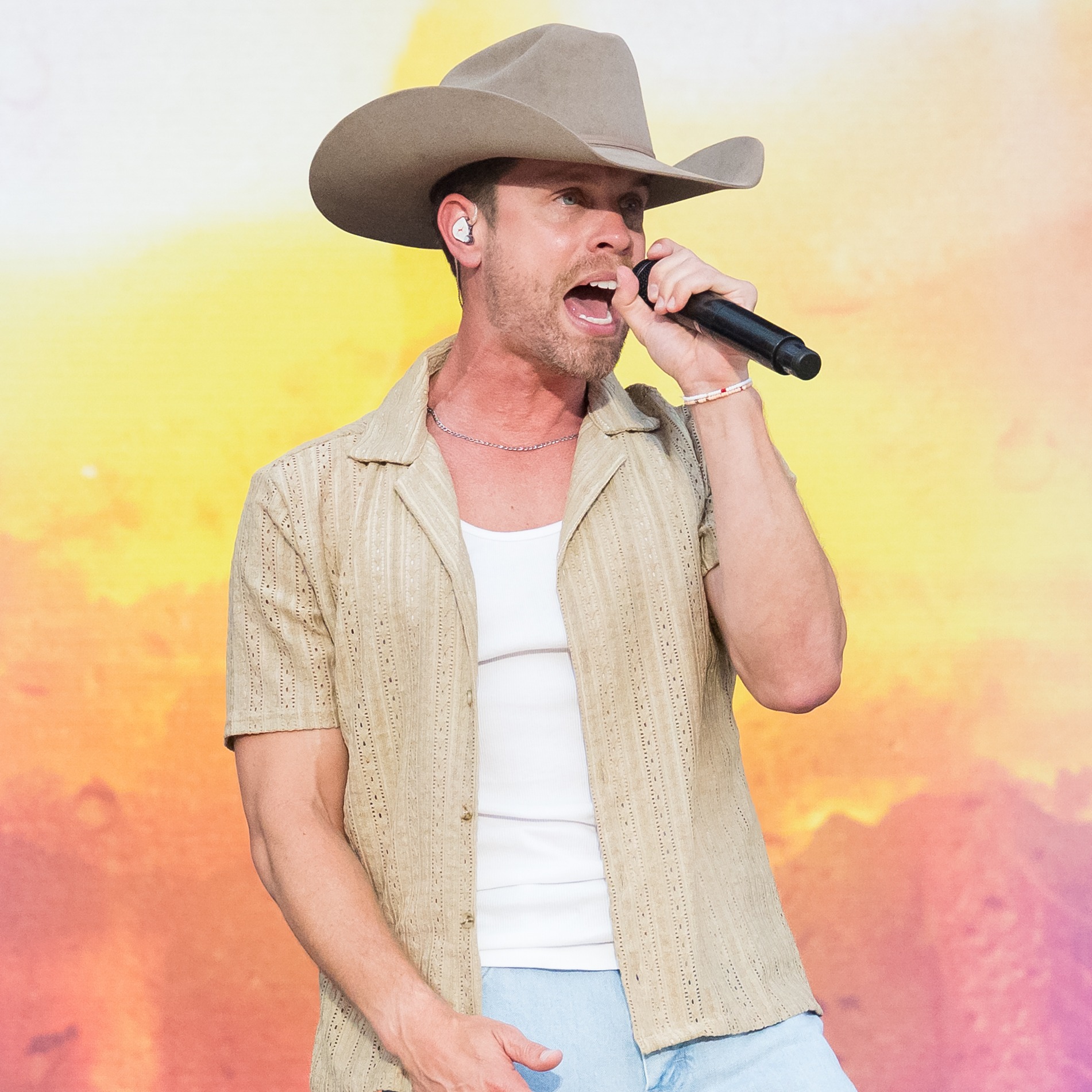 Dustin Lynch | Friday Night Takeover