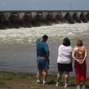 Is there a better way to protect New Orleans from flooding besides relying on the Bonnet Carré Spillway?