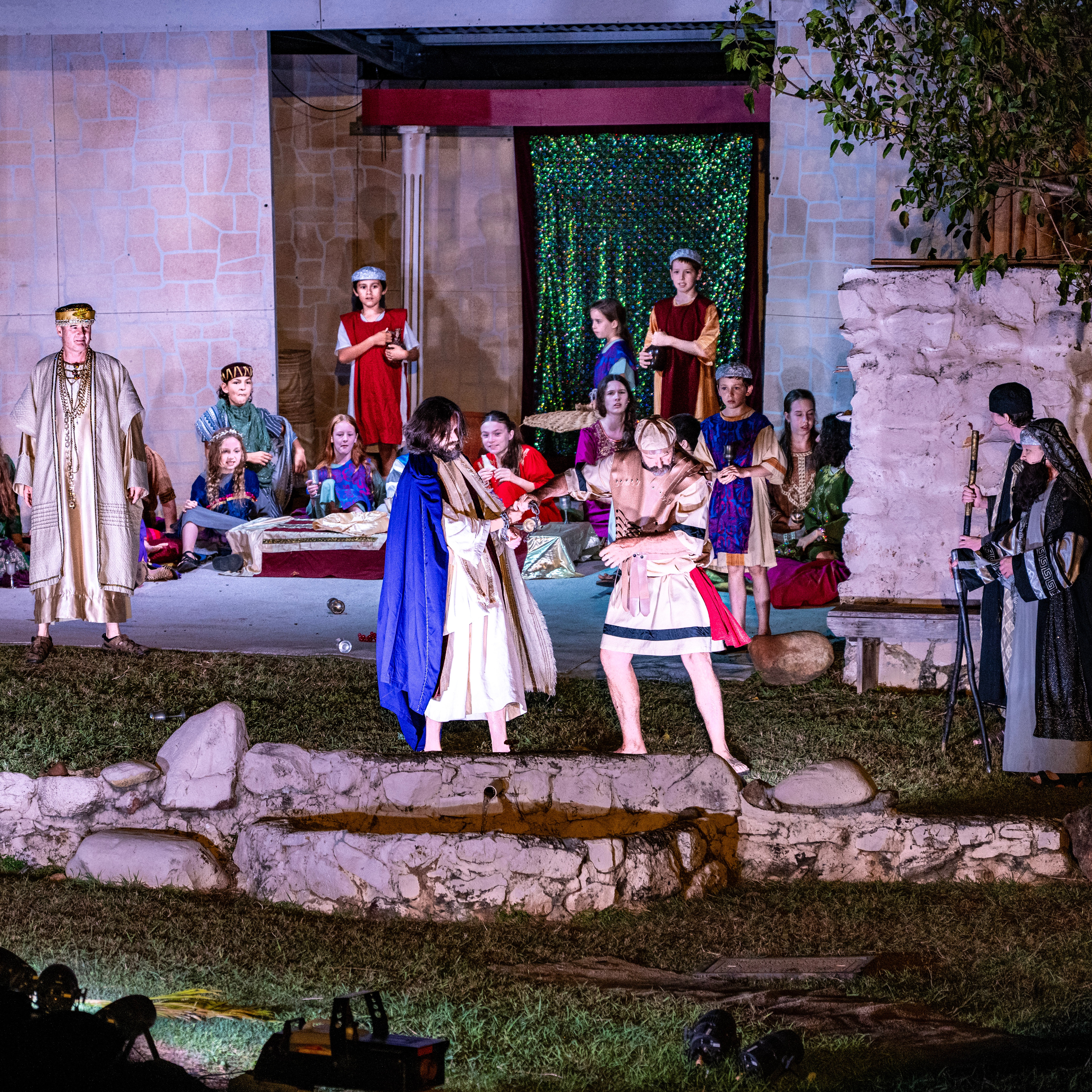 Why do stories about broken families and aging leaders still resonate hundreds of years later?