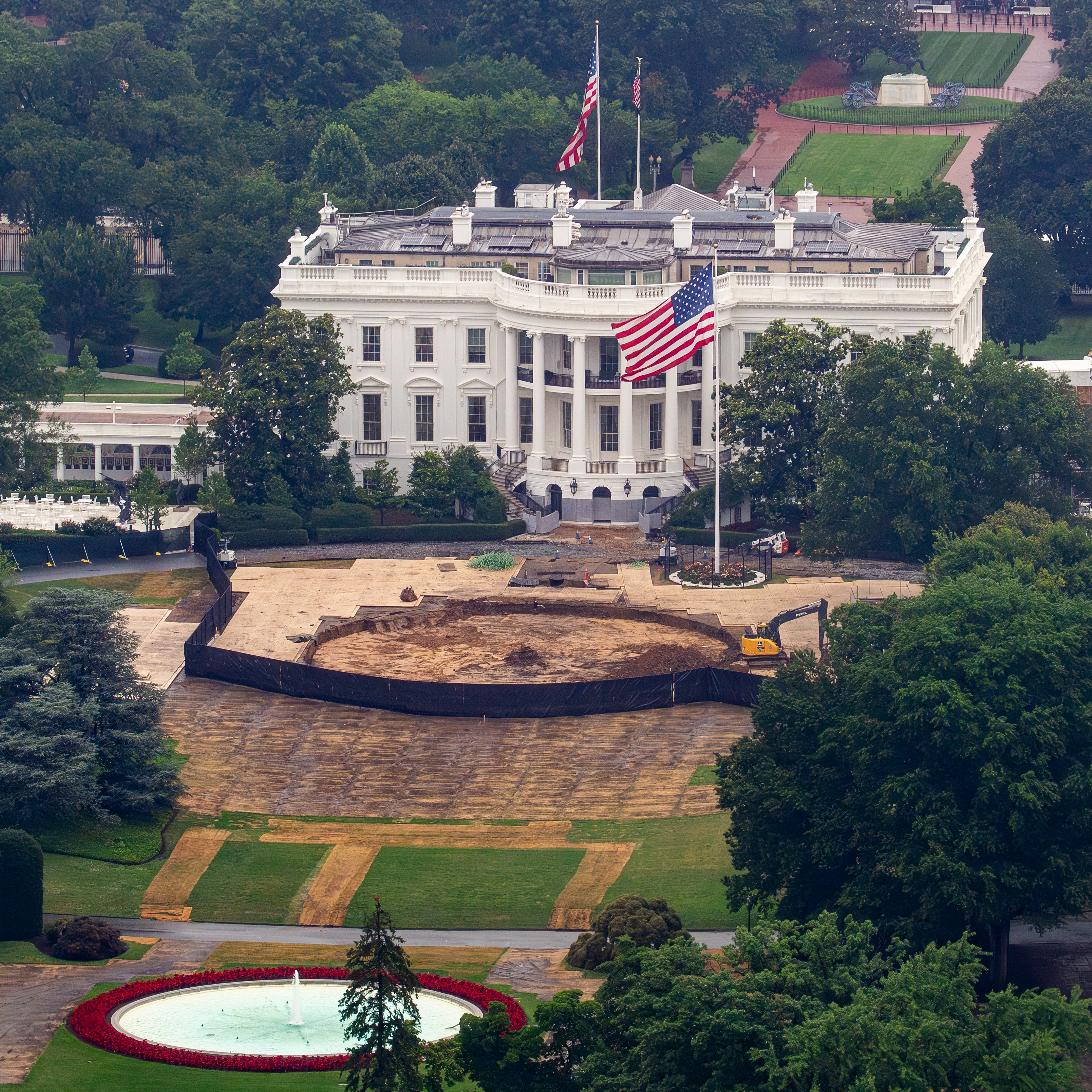 2 O'clock News Bomb: Those dad'gum fictitious "liberal vandals" struck again and damaged the White House lawn