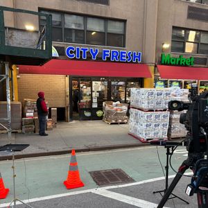 Officer shoots knife-wielding man who threatened cops and workers in East Harlem: NYPD