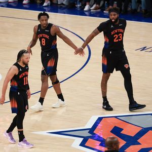 Knicks fan covers popular songs changing lyrics with game highlights