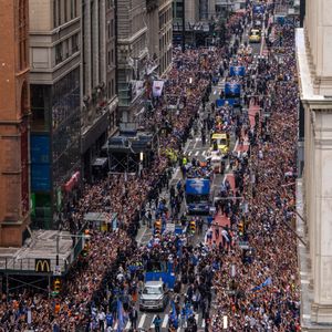 Knicks fans fill Lower Manhattan for Knicks ticker tape parade