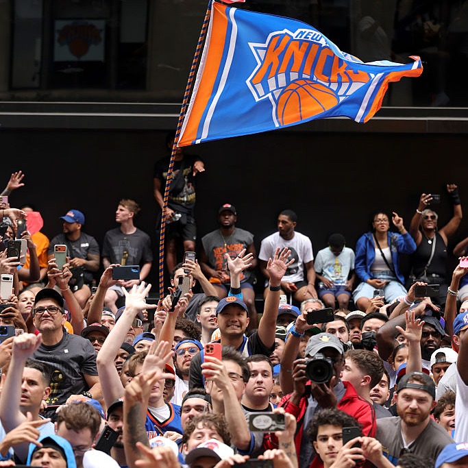 Knicks fans celebrate championship on the parade route