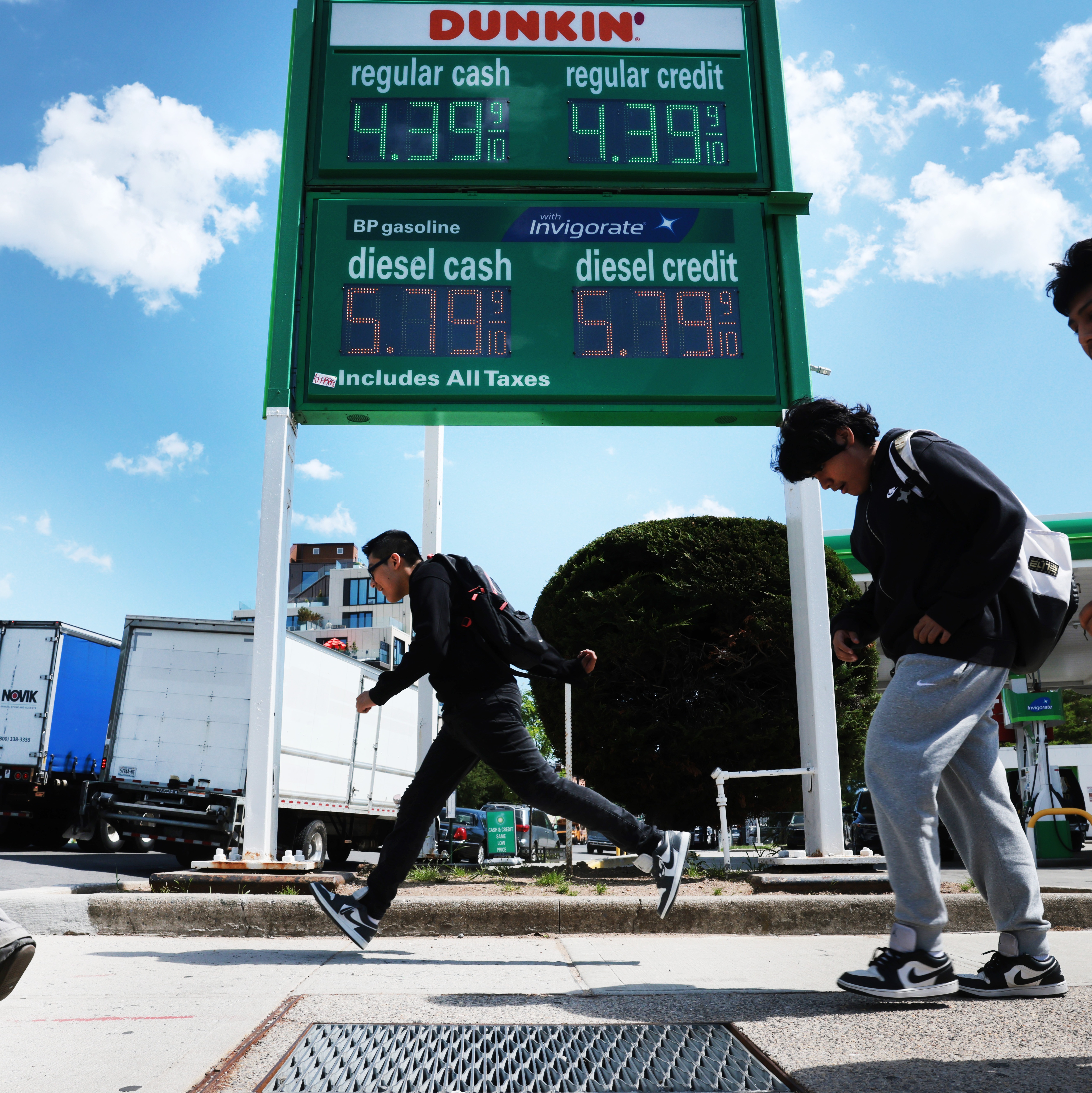 New Yorkers react to raise in gas prices