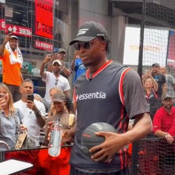 OG Anunoby joins Times Square pop-up recreation of Knicks Finals game-winning tip-in