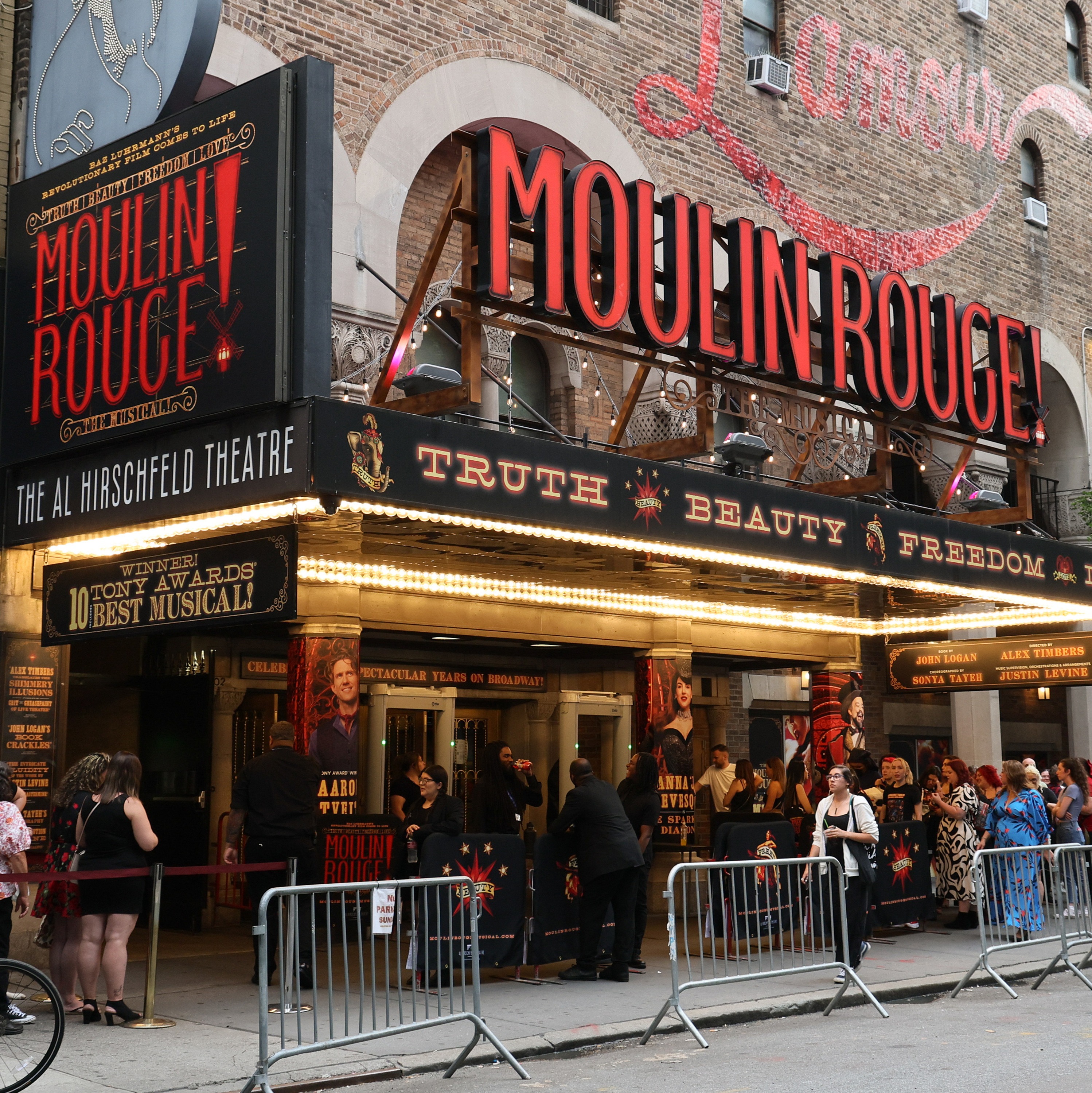 'Moulin Rouge!' holds its final performance after a 7-year run Broadway