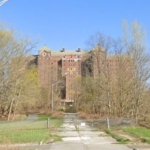 Long Island authorities warn daredevils to stay away from decaying psychiatric hospital