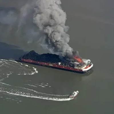 Firefighters battle blaze on barge in Delaware River