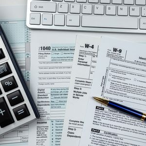 Waiting until the last minute to file tax returns? Experts say it could cost you