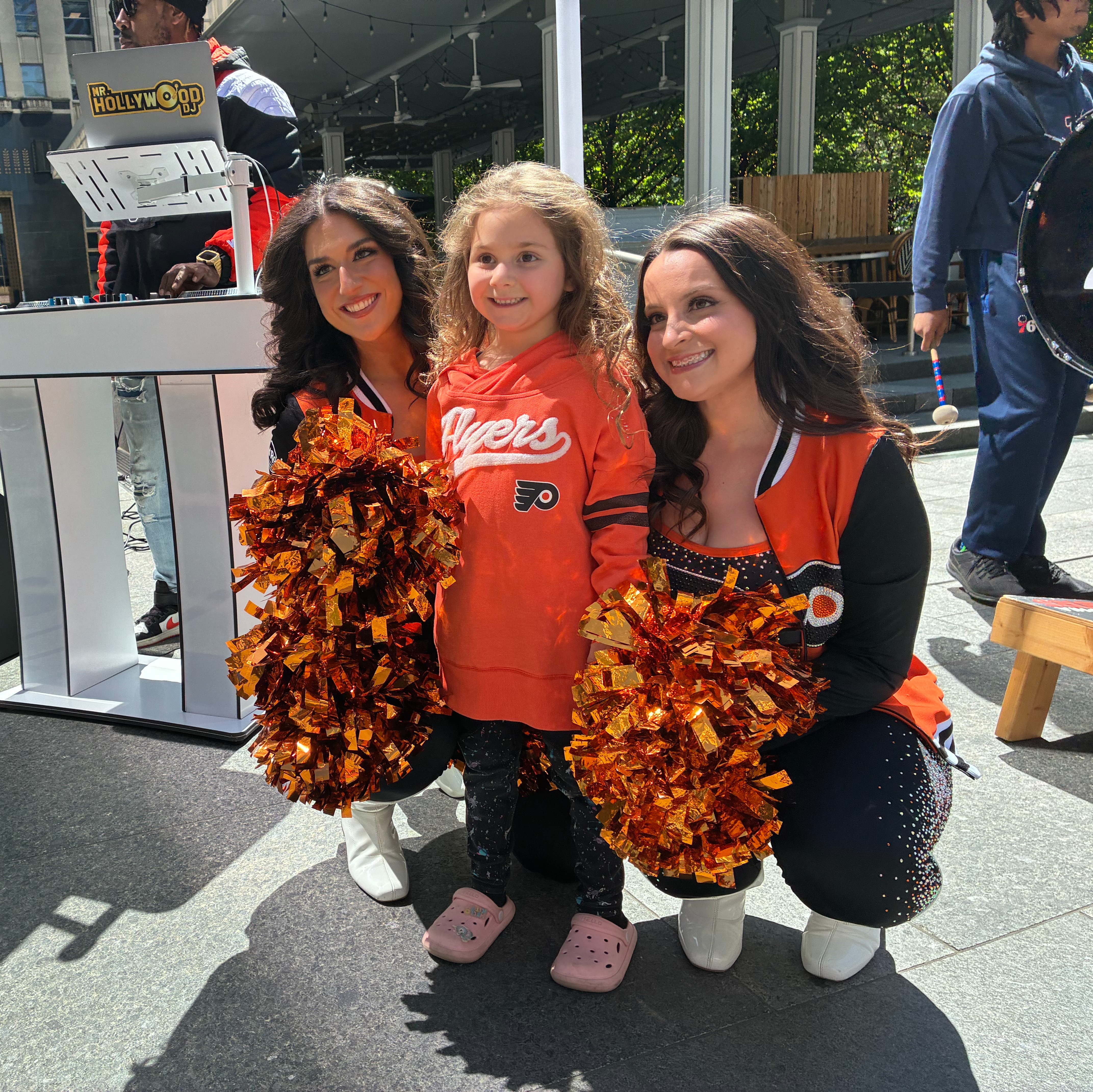 Hundreds of fans rally for Flyers and 76ers playoff hopes in Center City