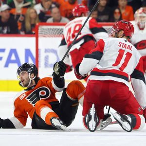 Flyers crushed 4-1 at home by Hurricanes, on the brink of elimination