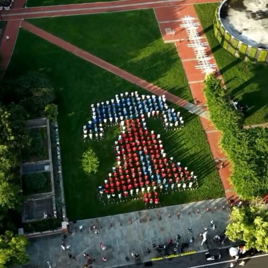 250 people form ‘living Liberty Bell’ at Independence Mall
