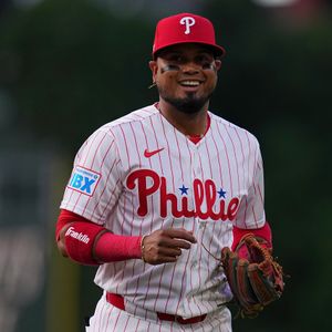 Arraez has 2 hits and 2 RBIs in Phillies debut