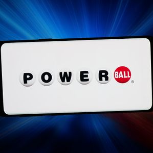 Powerball jackpot rises to $975 million. Odds of winning are 1 in 292 million