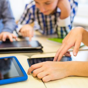 Lower Merion School Board approves scaling back on students’ device use