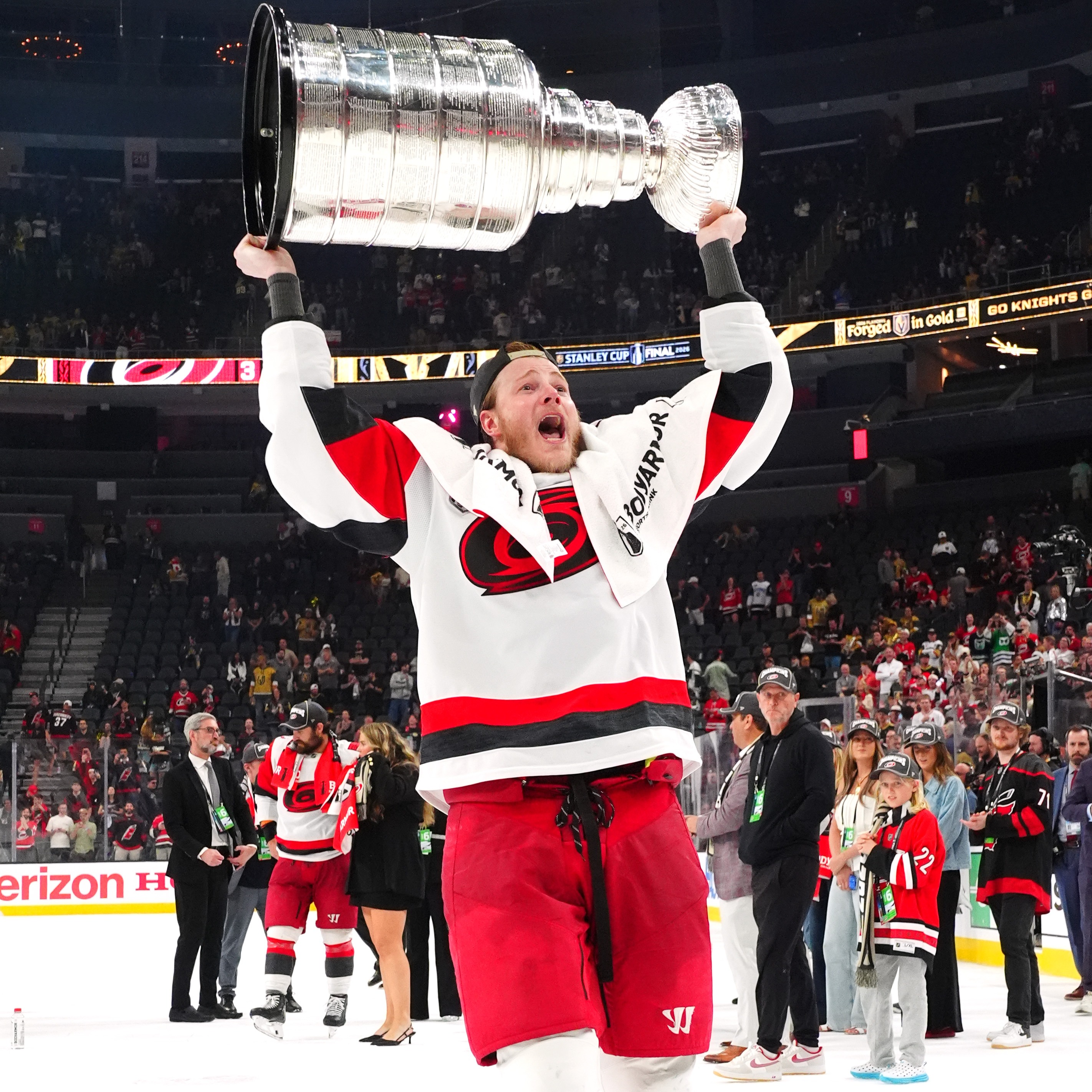 Hockey fans line up for meet-and-greet with Stanley Cup Champion Eric Robinson