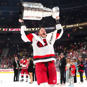 Hockey fans line up for meet-and-greet with Stanley Cup Champion Eric Robinson