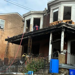 Woman dead, 2 firefighters injured after fire breaks out at rowhome in Manayunk