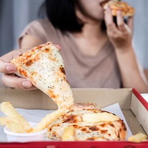4 in 10 high schoolers report binge eating, CDC survey finds
